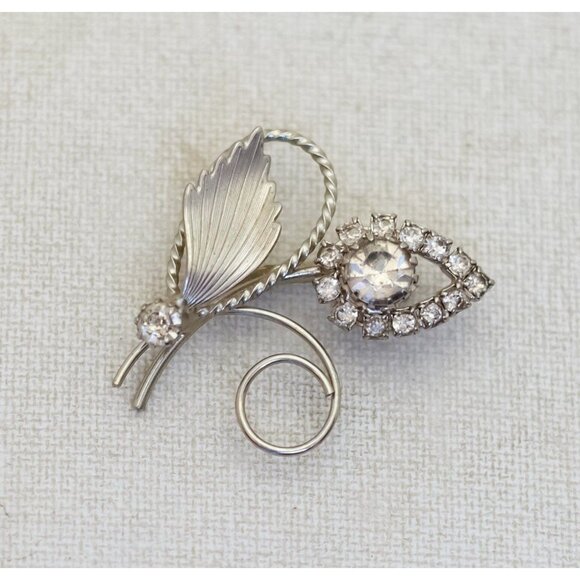 Vintage Clear Rhinestones Silver Tone Abstract Flower Brooch - T22 - Picture 1 of 2